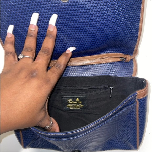 Liz Claiborne Classic  Navy and Tan Shoulder Bag - Picture 4 of 6